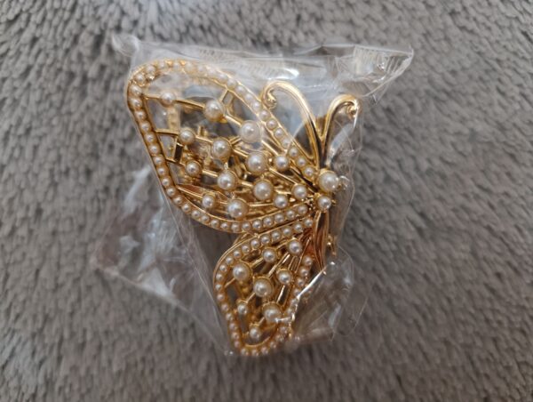 Mariposa metalica con piedras tipo perla - Image 3