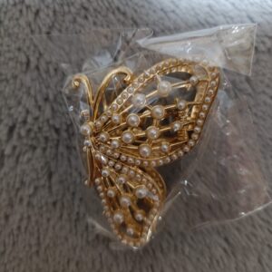 Mariposa metalica con piedras tipo perla